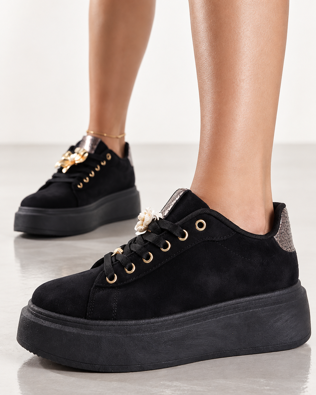 Sneakers nere in ecocamoscio con platform e fiore dorato sulla punta - foto 4