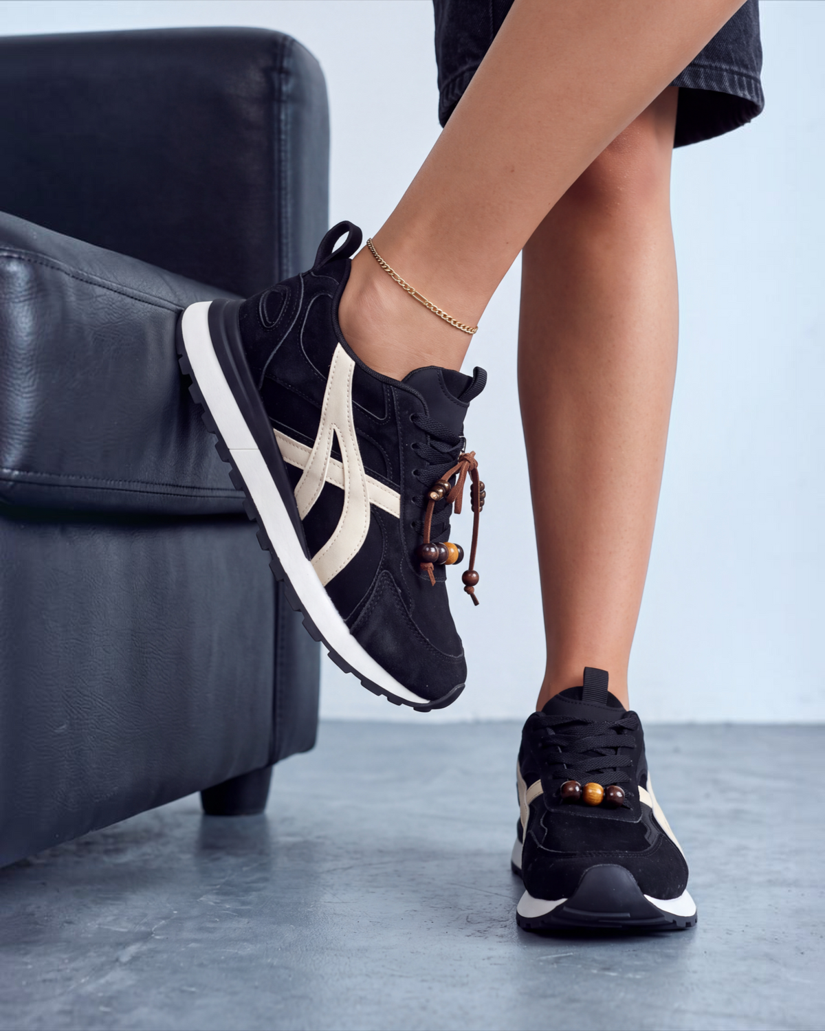 Sneakers donna nere con banda panna laterale e perline sui lacci