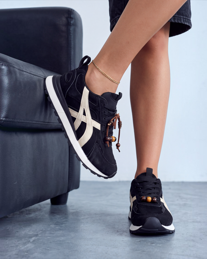 Sneakers donna nere con banda panna laterale e perline sui lacci