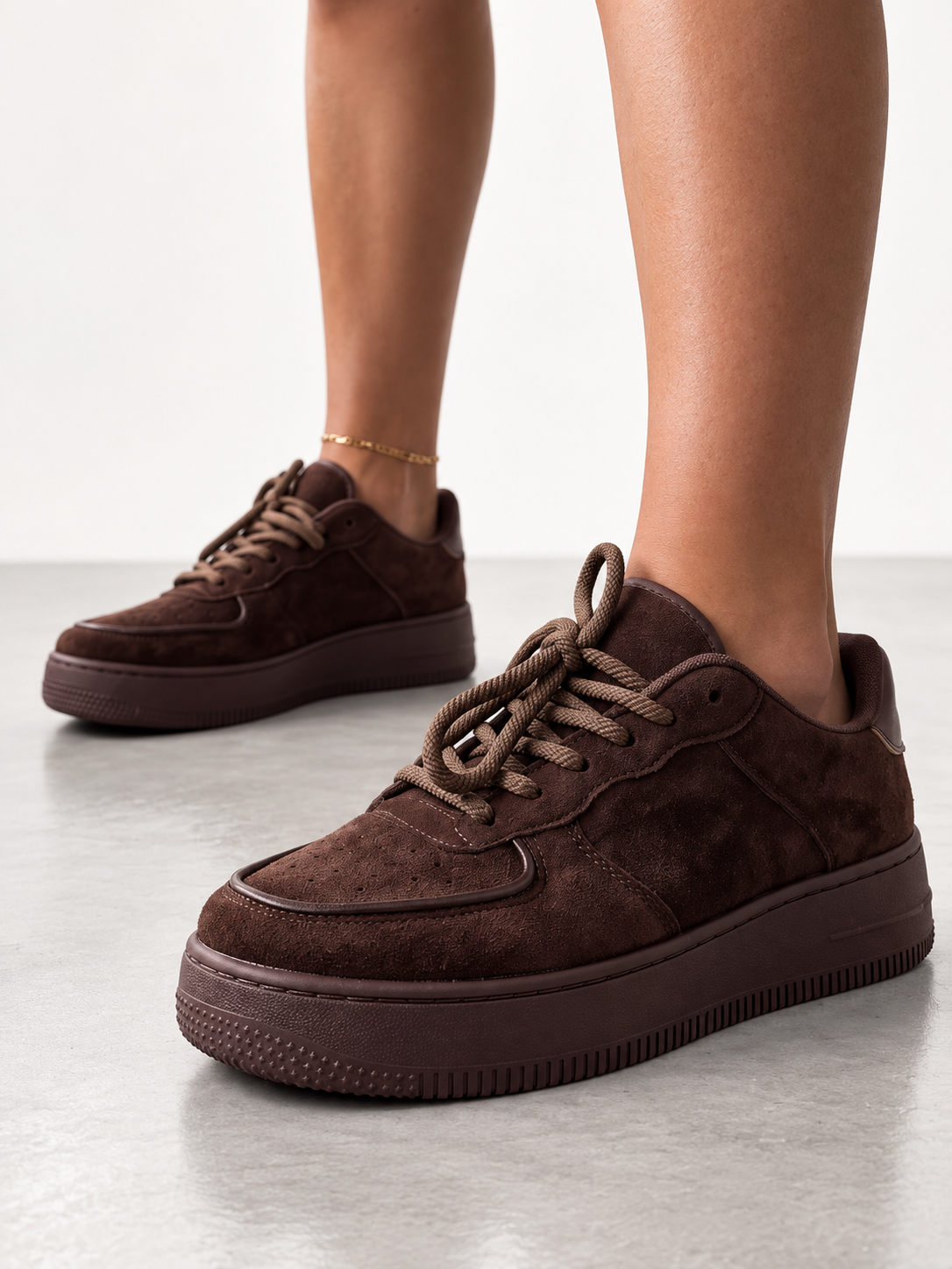 Sneakers donna in ecocamoscio marrone con suola platform e lacci - foto 2