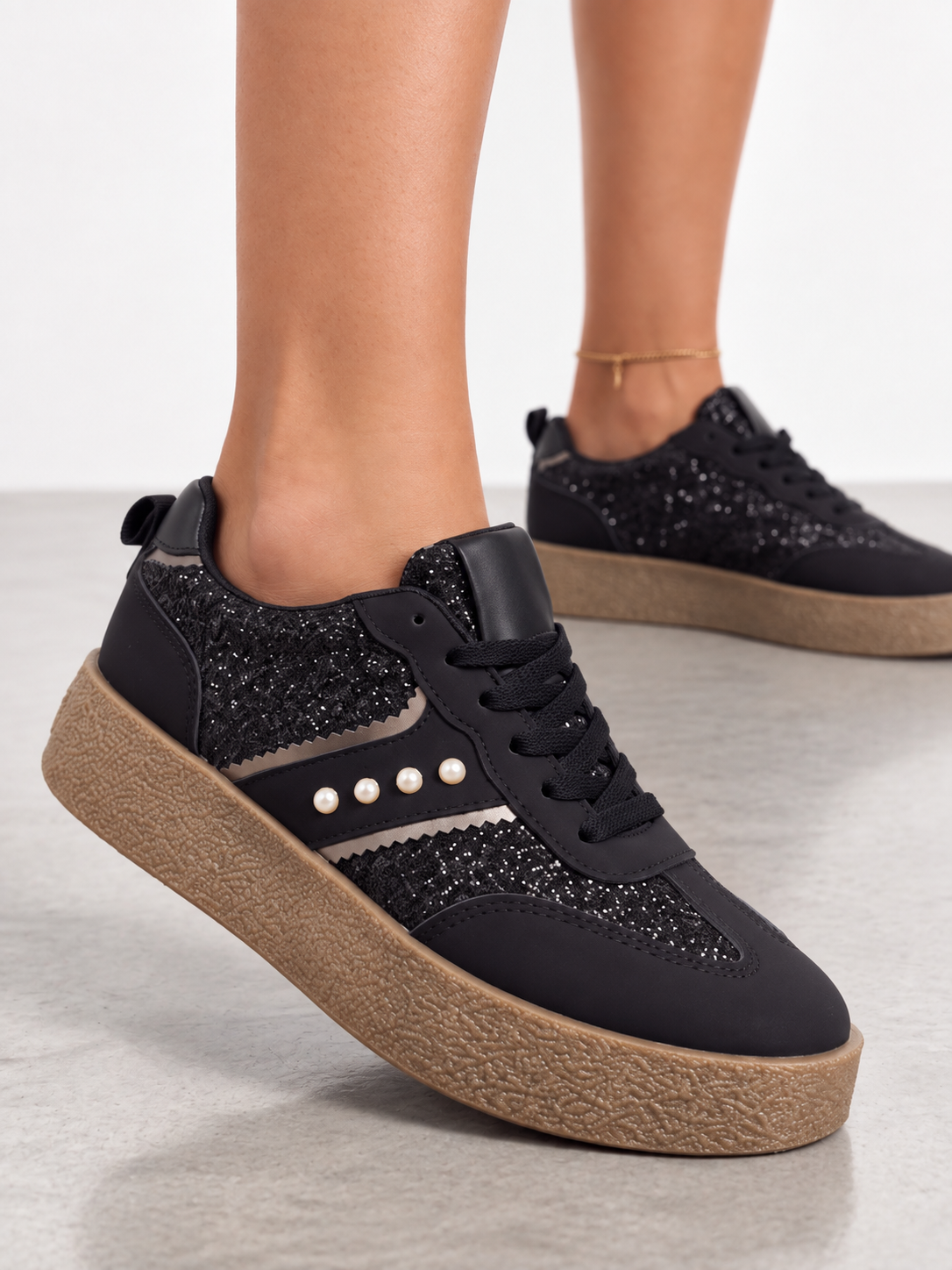 Sneakers nere glitterate con perline decorative e fondo platform gum - foto 4