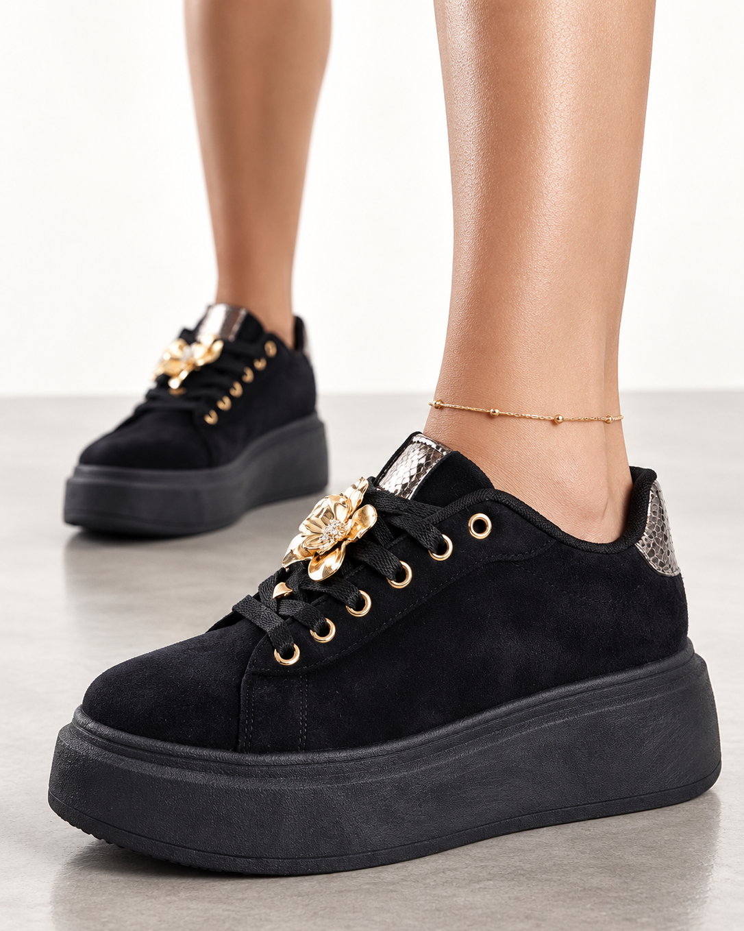 Sneakers nere in ecocamoscio con platform e fiore dorato sulla punta - foto 2