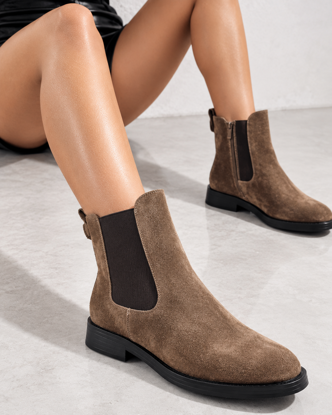 Stivaletti chelsea in ecocamoscio khaki con elastico laterale e tacco basso