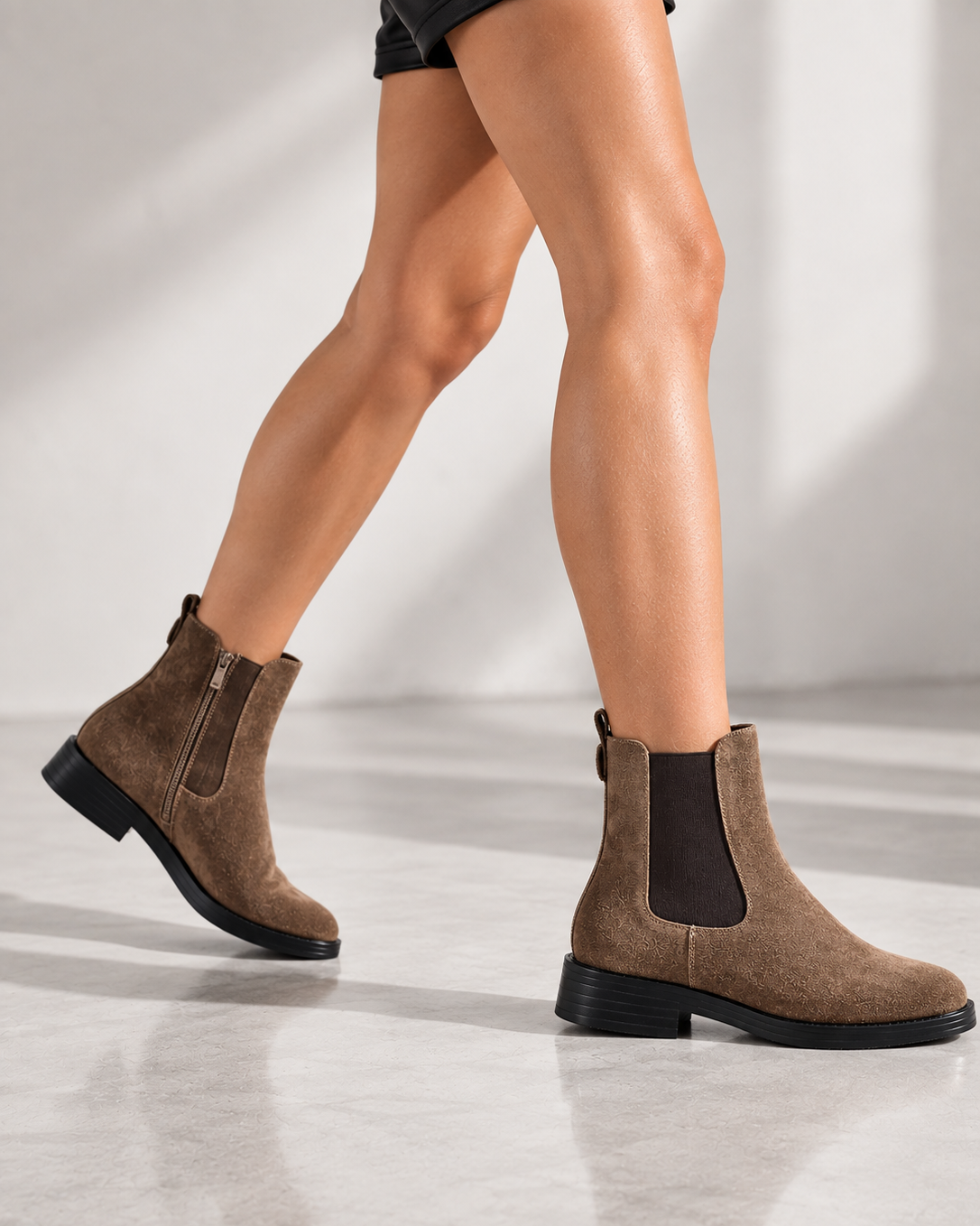 Stivaletti chelsea in ecocamoscio khaki con elastico laterale e tacco basso - foto 2