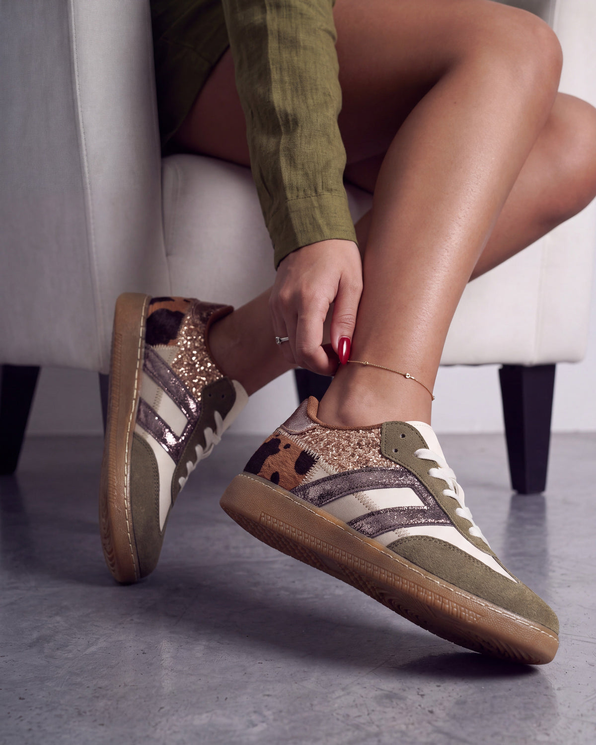 Sneaker verde con glitter oro, righe bronzo e dettaglio animalier sul tallone - foto 3