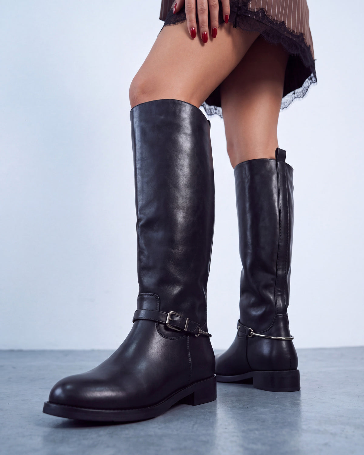 Stivali cavallerizza neri in ecopelle con fibbia metallica sulla caviglia