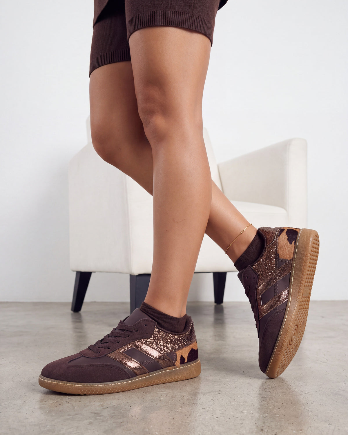 Sneaker marrone con glitter bronzo e dettaglio animalier sul tallone