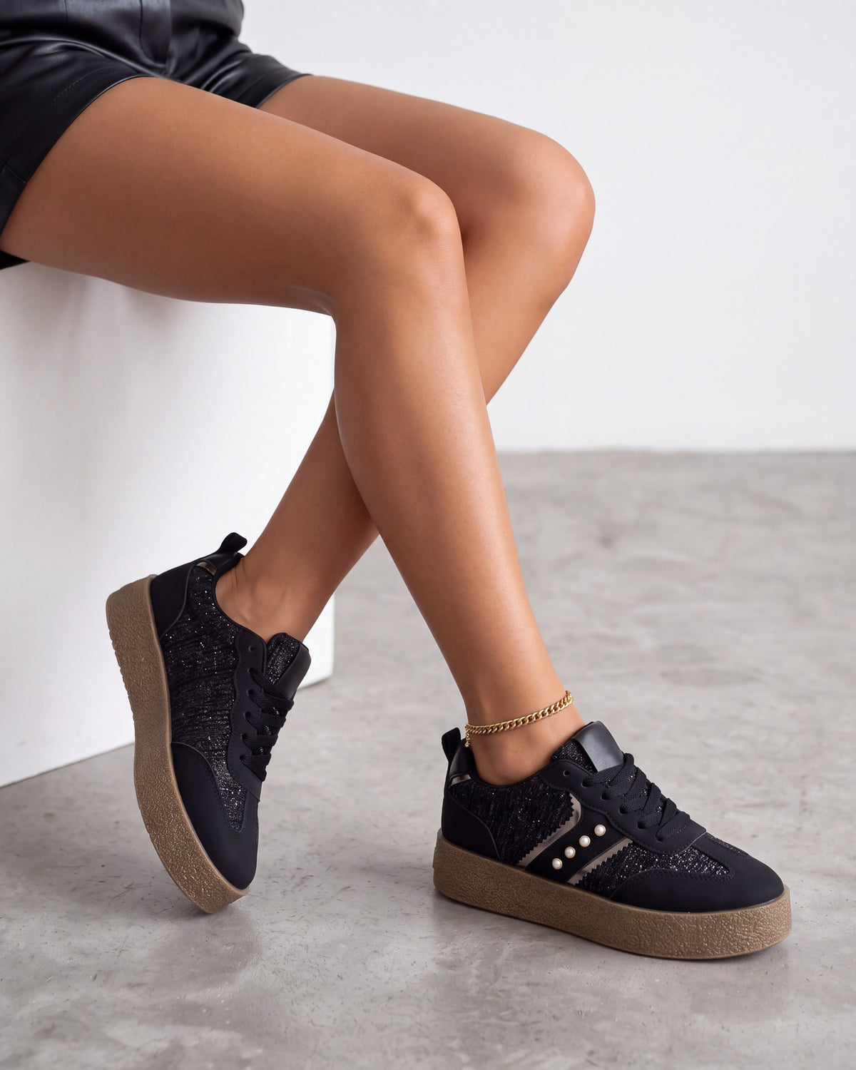 Sneakers nere glitterate con perline decorative e fondo platform gum - foto 3