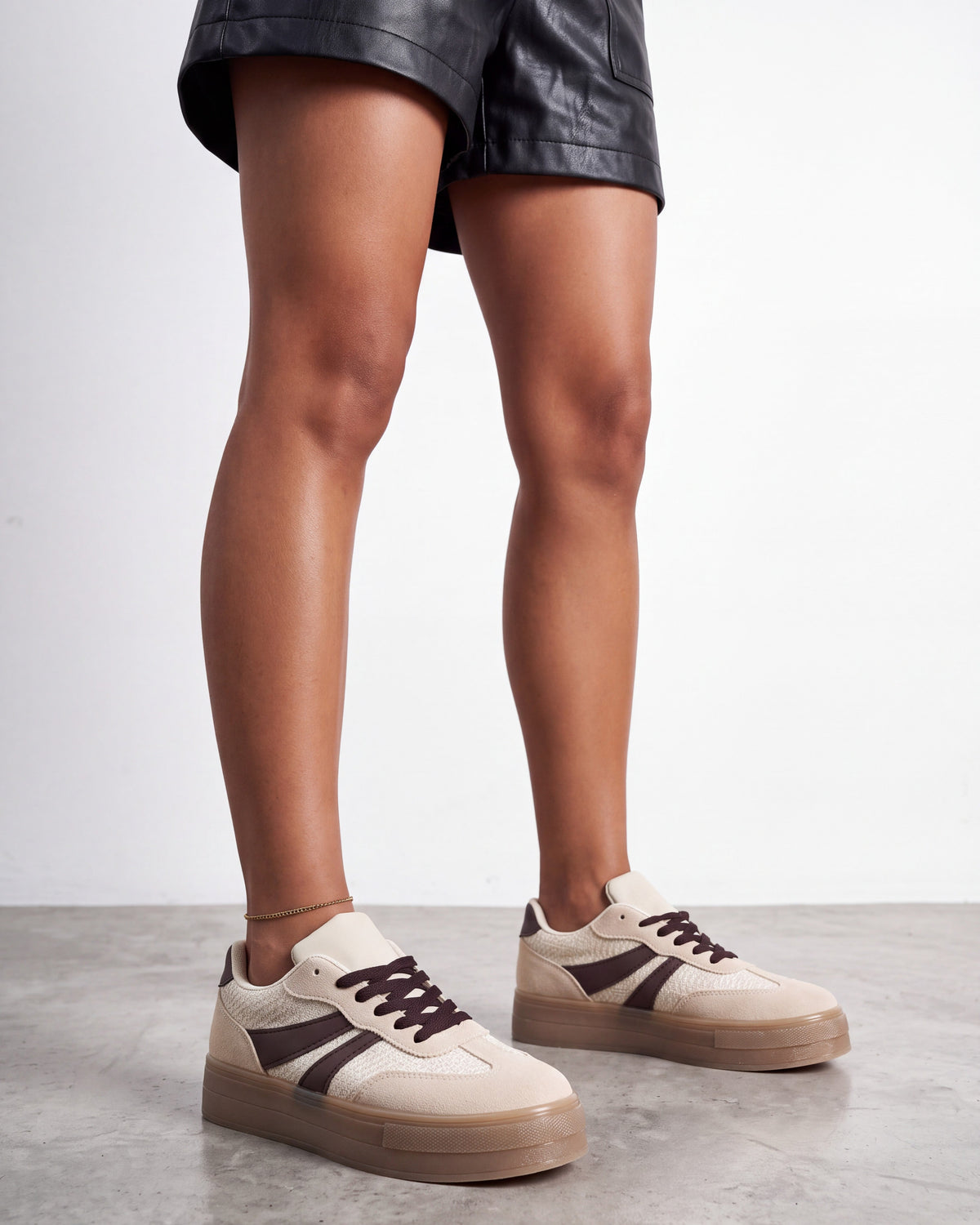 Sneakers donna beige con suola platform color cuoio e banda laterale marrone scuro - foto 3