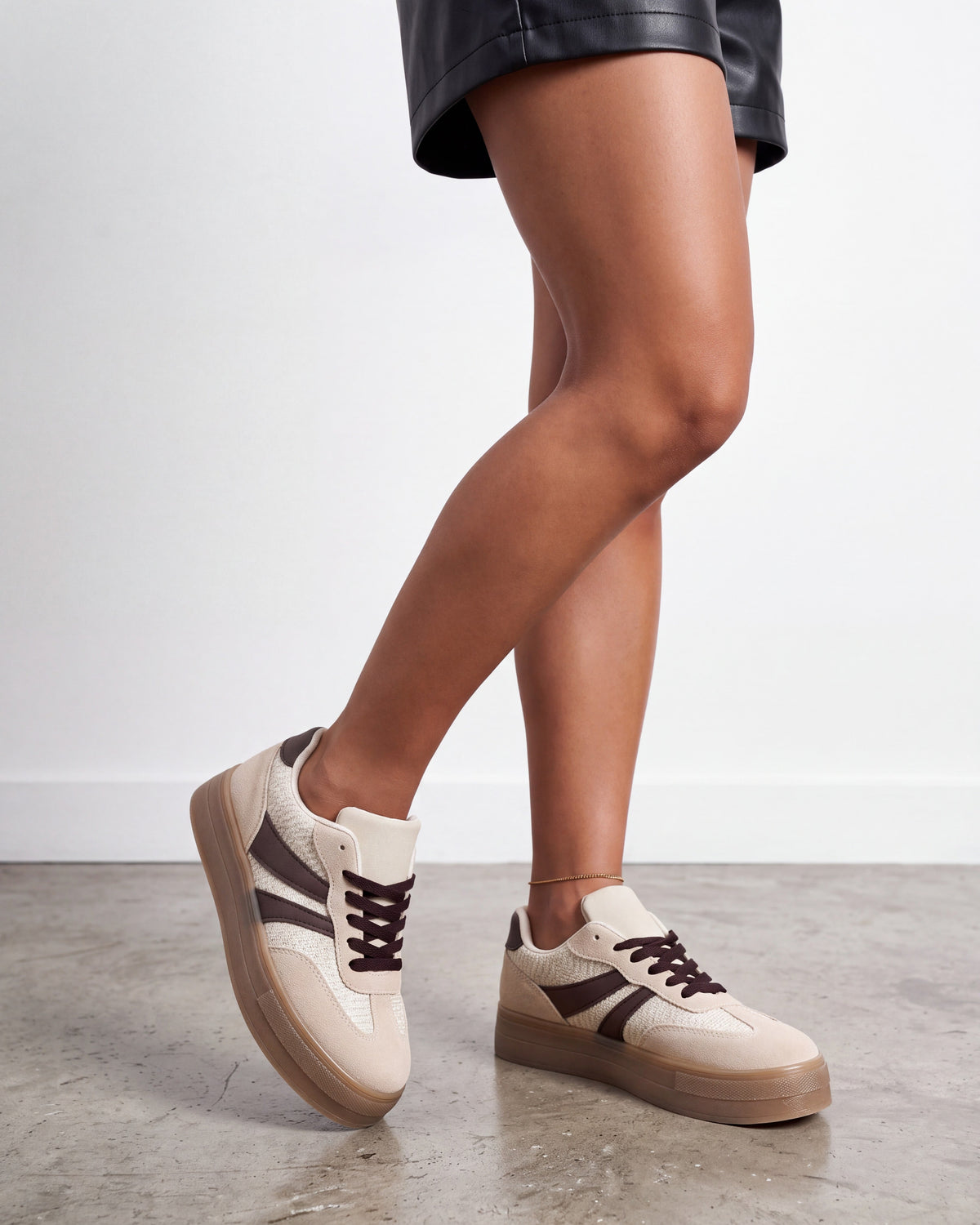 Sneakers donna beige con suola platform color cuoio e banda laterale marrone scuro - foto 4