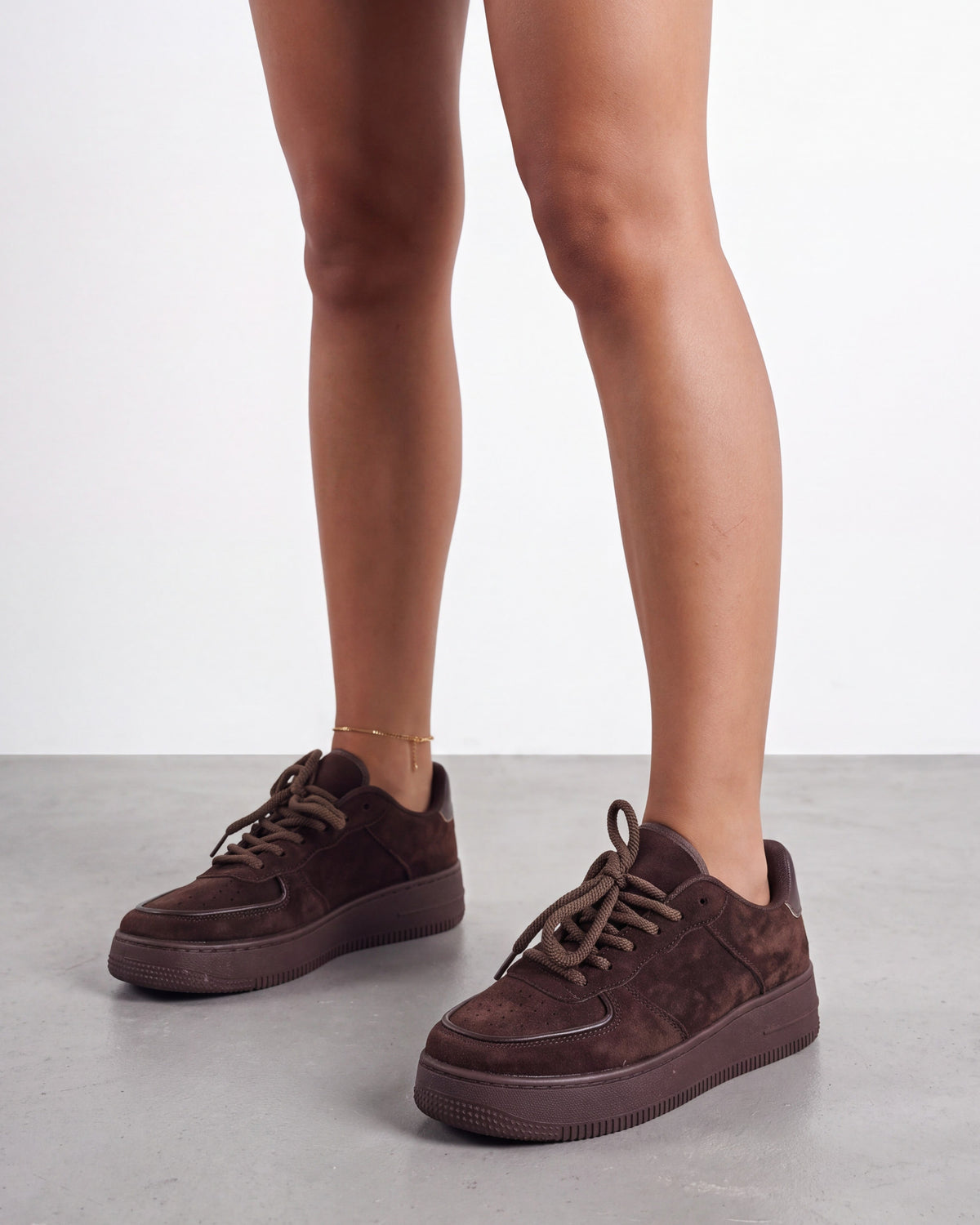 Sneakers donna in ecocamoscio marrone con suola platform e lacci - foto 5