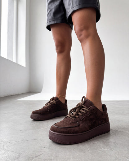 Sneakers donna in ecocamoscio marrone con suola platform e lacci