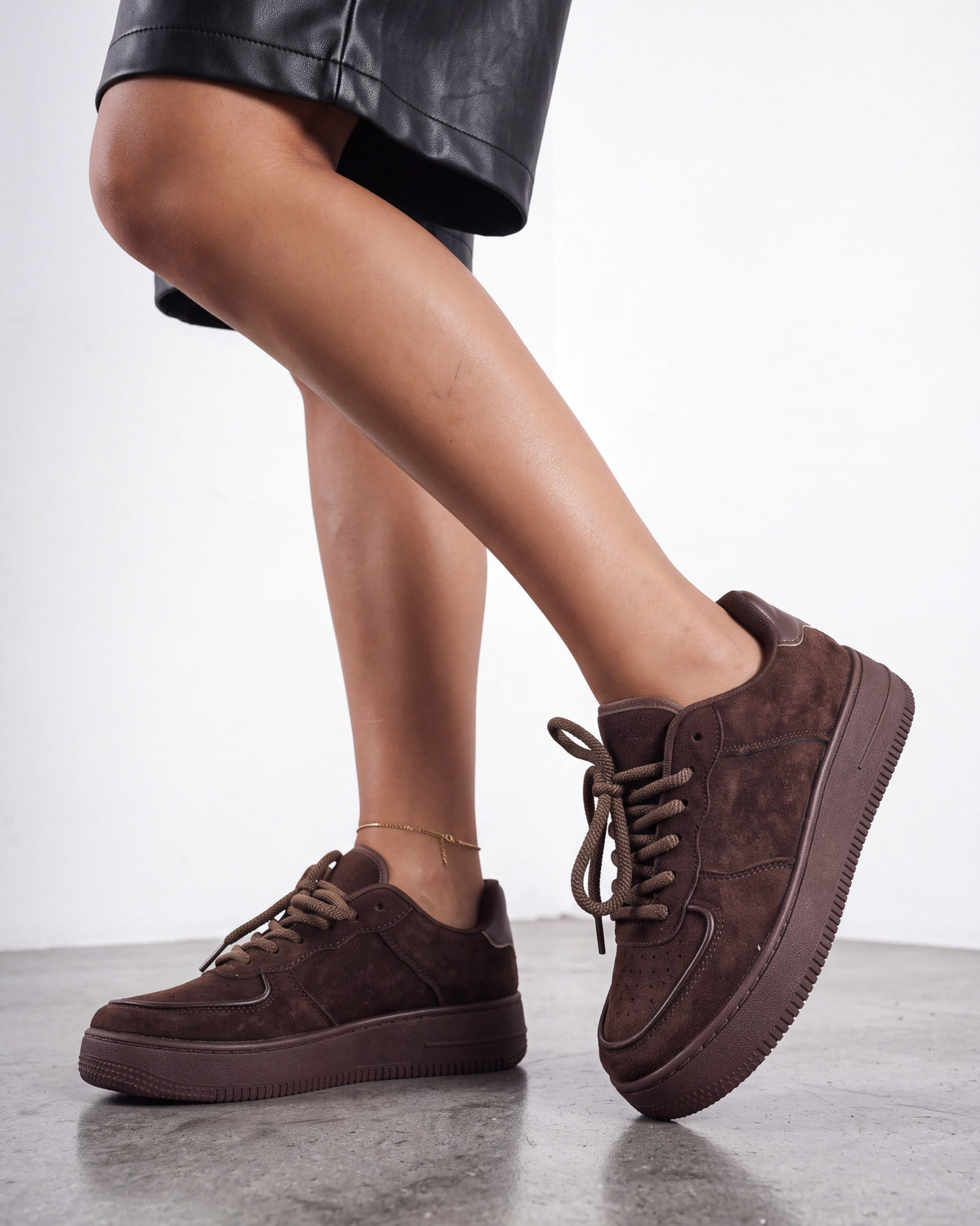 Sneakers donna in ecocamoscio marrone con suola platform e lacci - foto 3