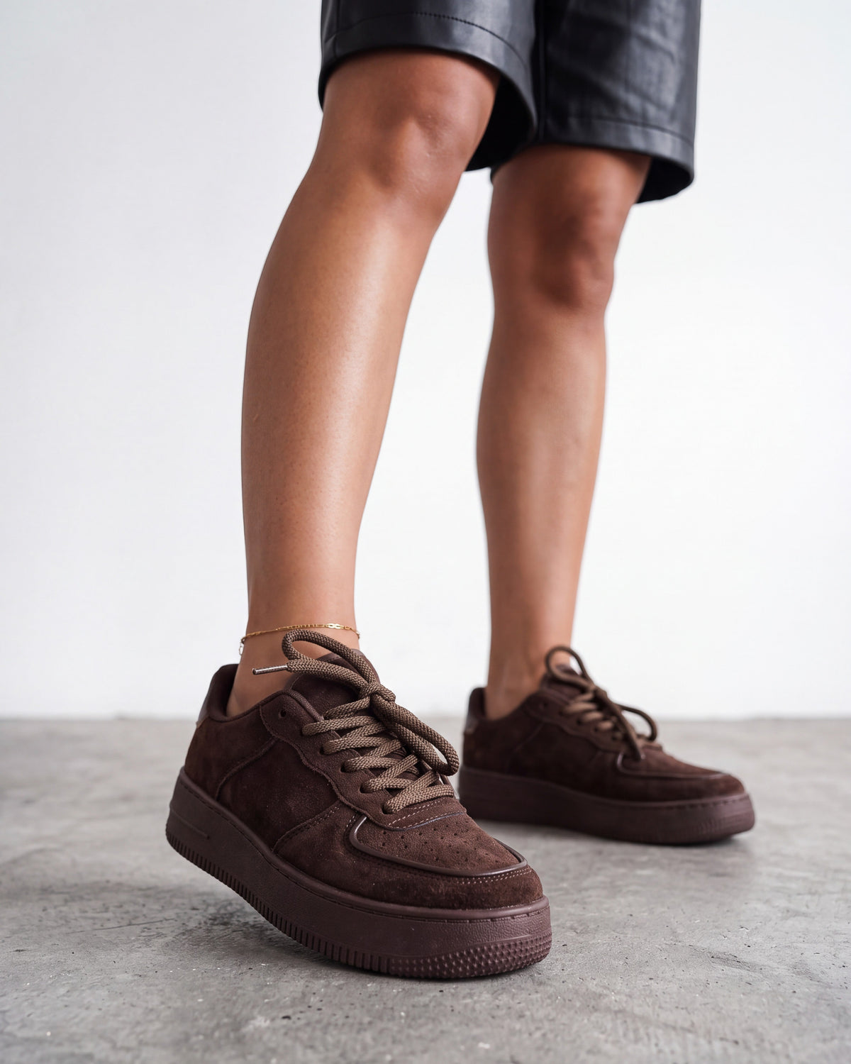 Sneakers donna in ecocamoscio marrone con suola platform e lacci - foto 4