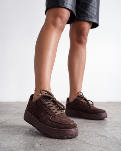Sneakers donna in ecocamoscio marrone con suola platform e lacci - foto 4