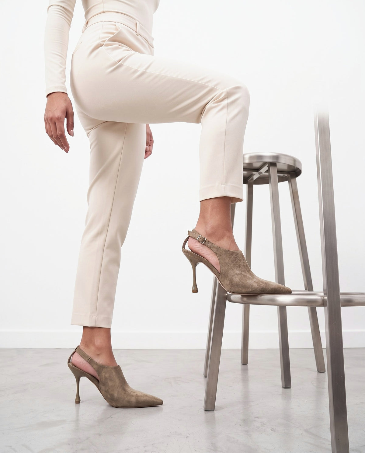 Scapra con tacco khaki in ecocamoscio, punta a sfera e cinturino slingback alla caviglia - foto 2