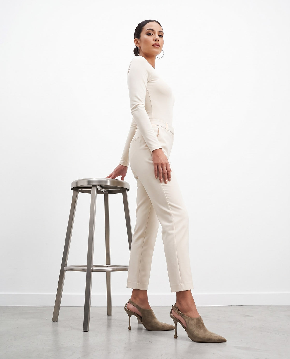 Scapra con tacco khaki in ecocamoscio, punta a sfera e cinturino slingback alla caviglia - foto 4