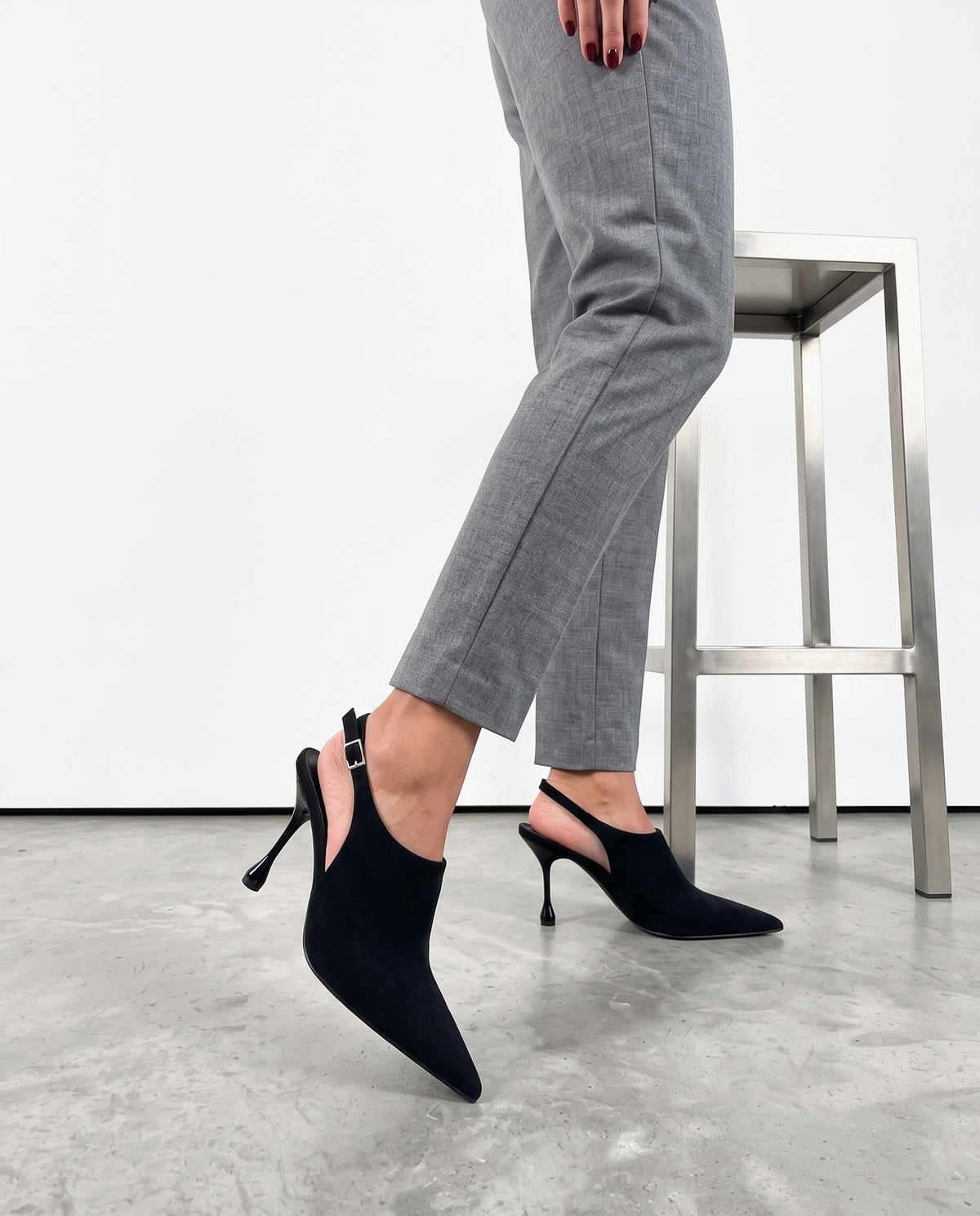 Scapra con tacco nero in ecocamoscio, punta a sfera e cinturino slingback alla caviglia - foto 2
