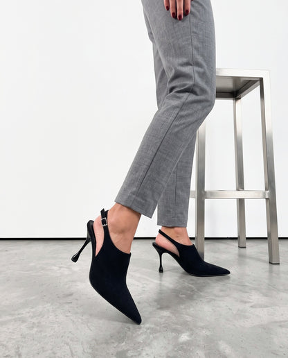 Scapra con tacco nero in ecocamoscio, punta a sfera e cinturino slingback alla caviglia - foto 2