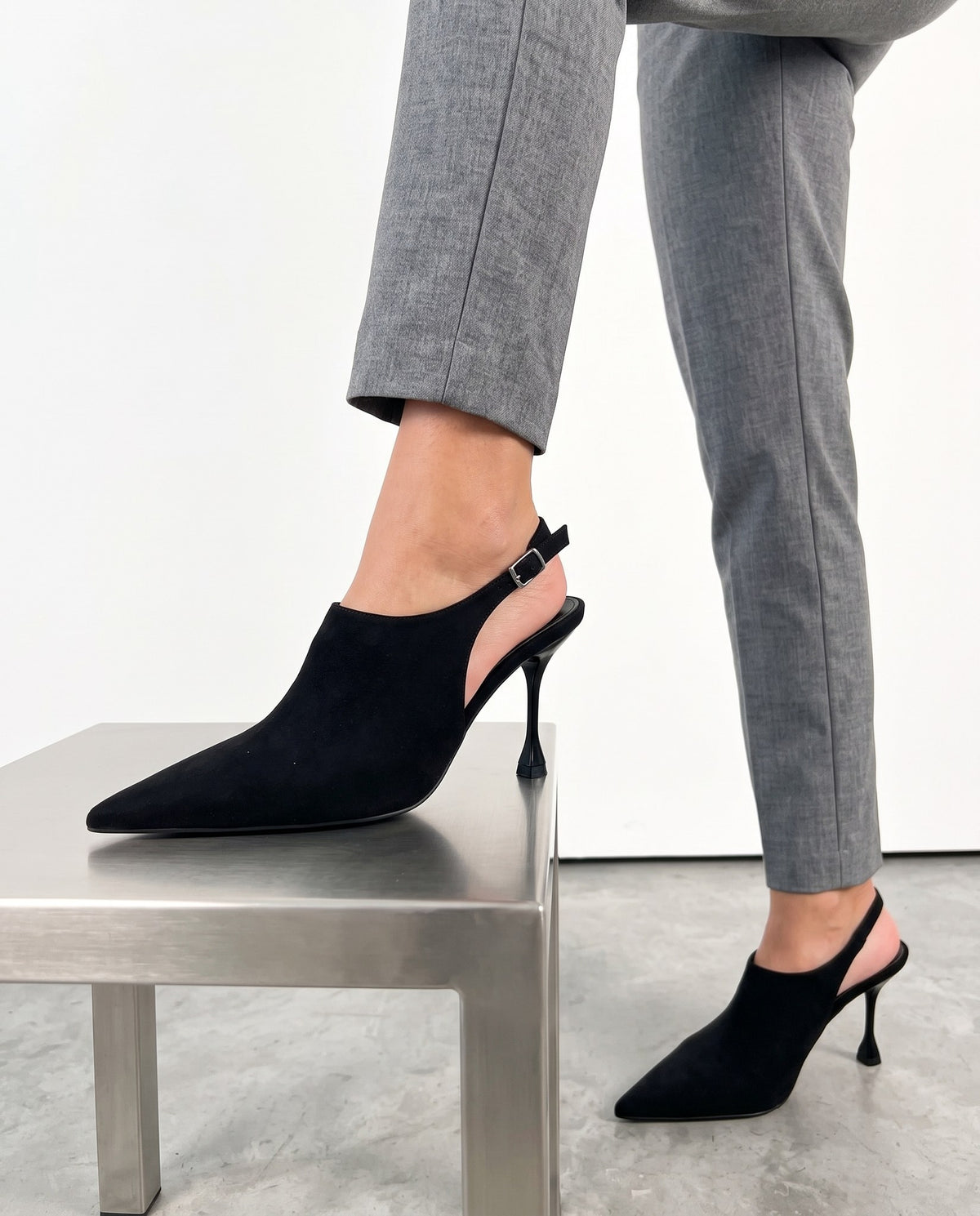 Scapra con tacco nero in ecocamoscio, punta a sfera e cinturino slingback alla caviglia - foto 3