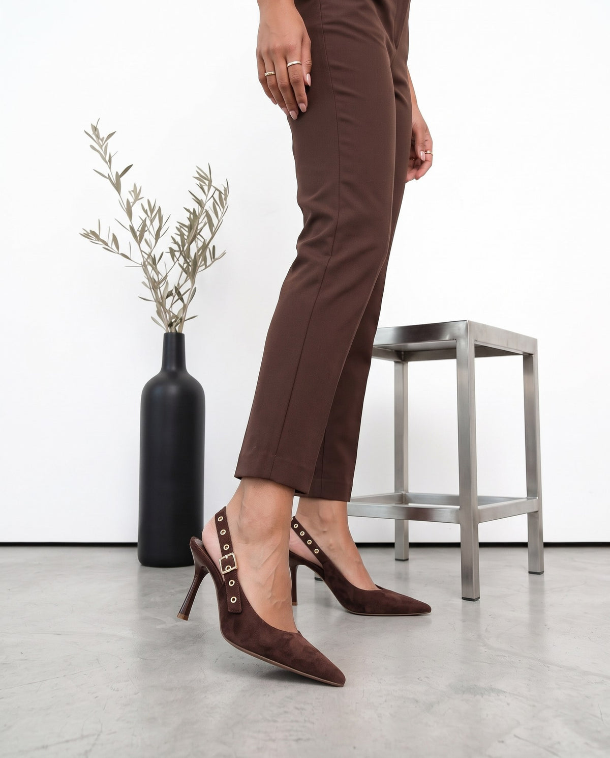Slingback marrone in ecocamoscio con tacco a spillo e fibbia dorata regolabile - foto 2