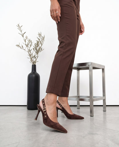 Slingback marrone in ecocamoscio con tacco a spillo e fibbia dorata regolabile - foto 2