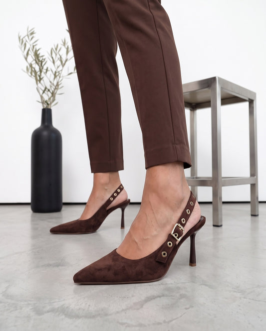 Slingback marrone in ecocamoscio con tacco a spillo e fibbia dorata regolabile
