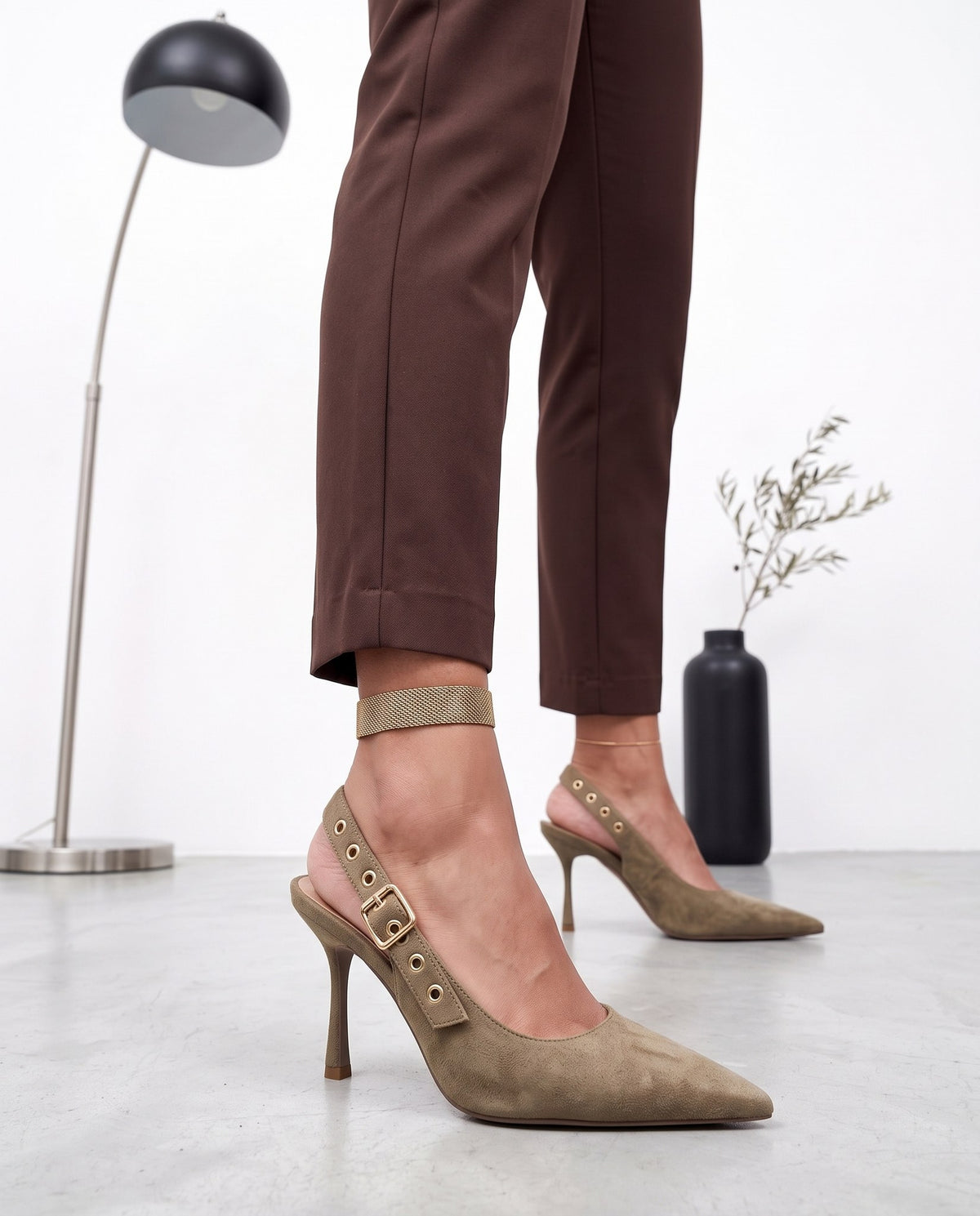 Slingback khaki in ecocamoscio con tacco a spillo e fibbia dorata regolabile