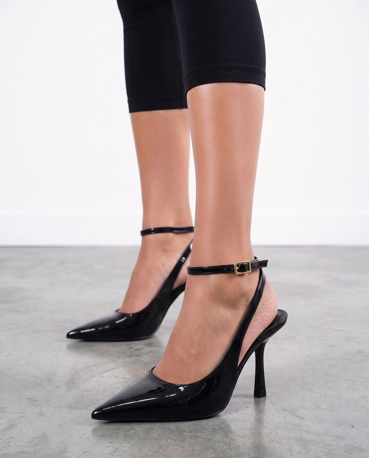 Slingback nera in vernice con punta a V, tacco a rocchetto e cinturino alla caviglia - foto 3
