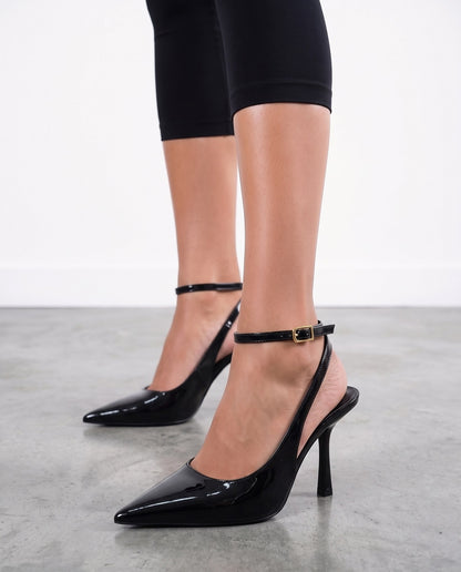 Slingback nera in vernice con punta a V, tacco a rocchetto e cinturino alla caviglia - foto 3