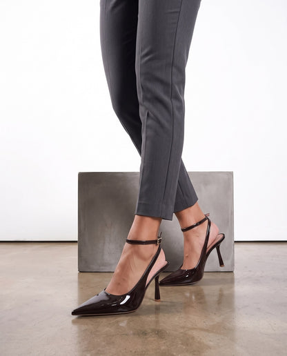 Slingback marroni in vernice con punta a V, tacco sottile e cinturino alla caviglia