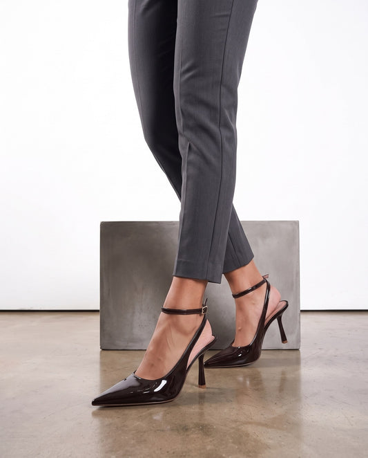 Slingback marroni in vernice con punta a V, tacco sottile e cinturino alla caviglia