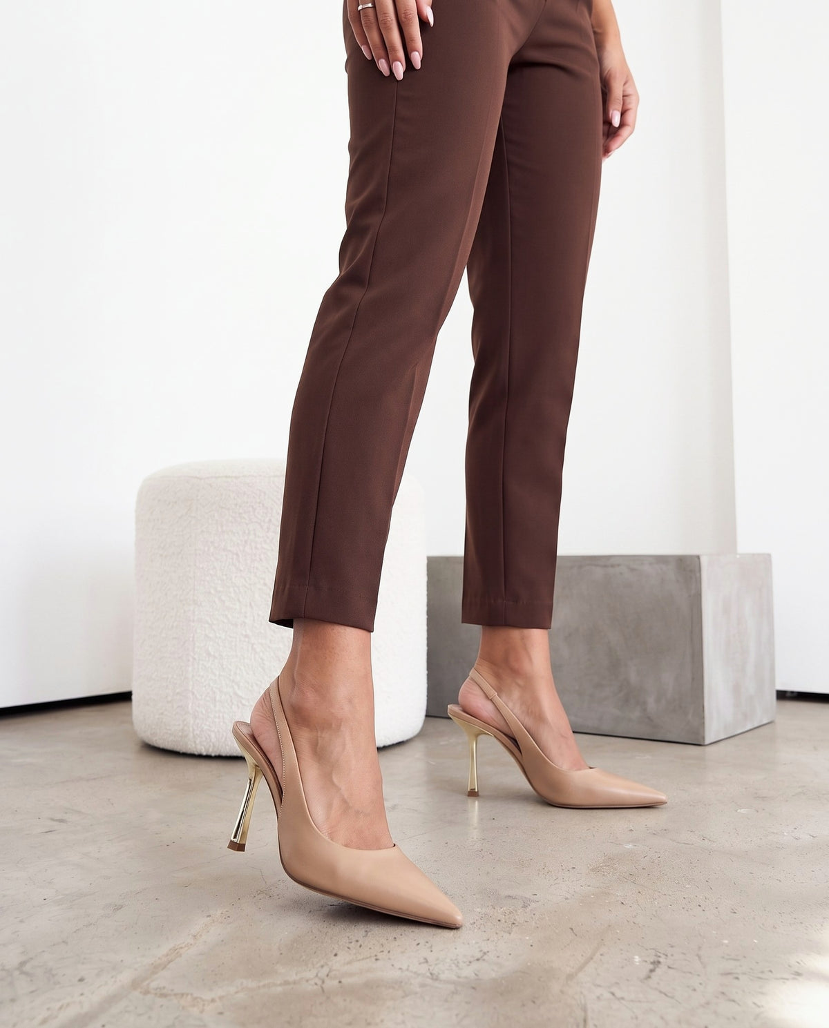 Slingback beige con tacco a spillo dorato e cinturino posteriore - foto 2