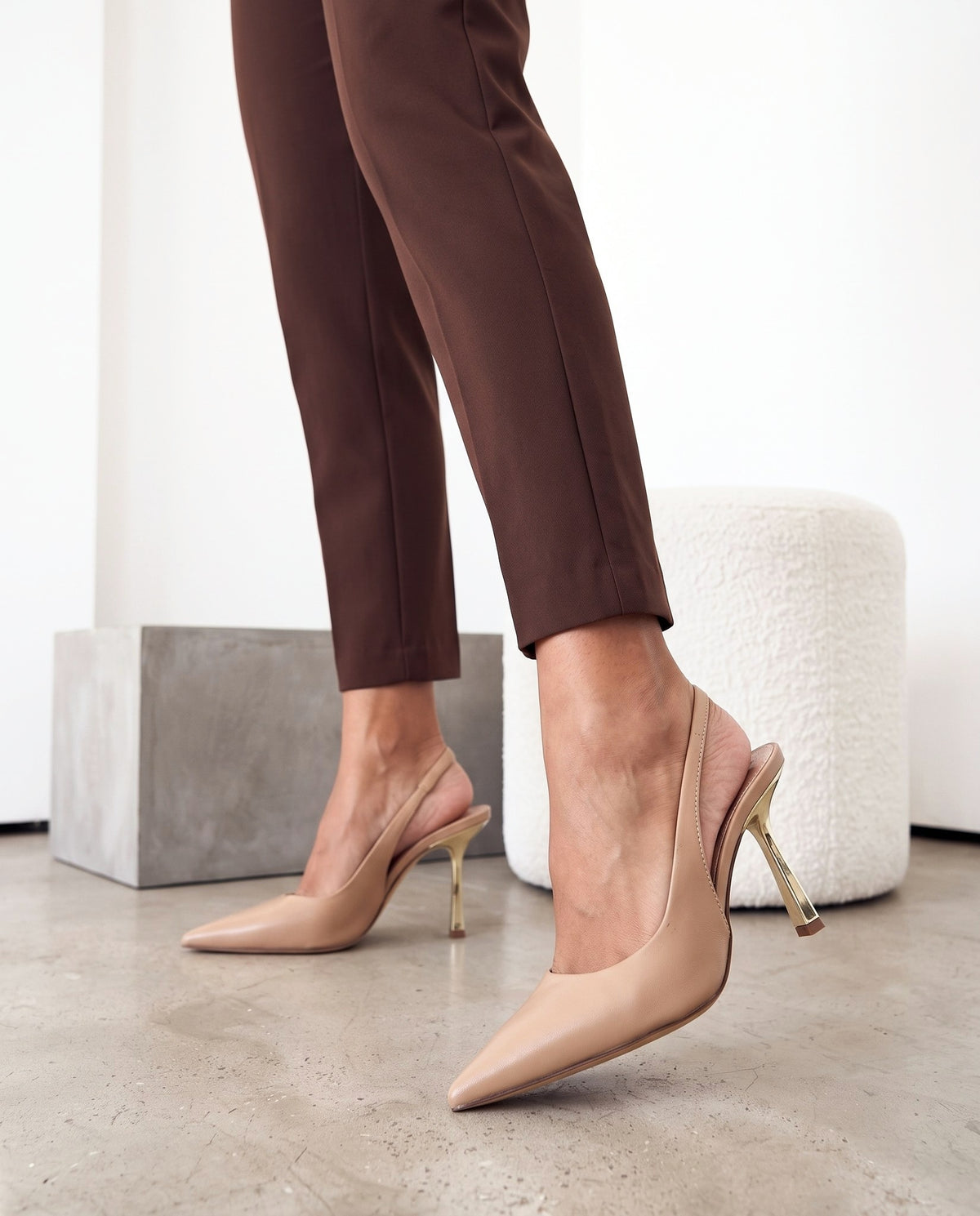 Slingback beige con tacco a spillo dorato e cinturino posteriore