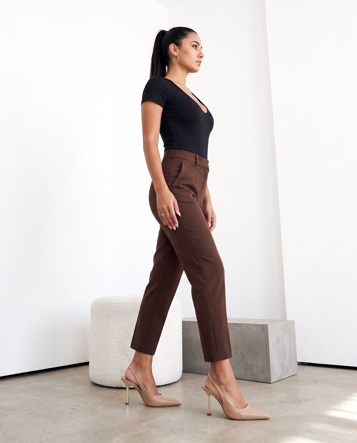 Slingback beige con tacco a spillo dorato e cinturino posteriore - foto 4