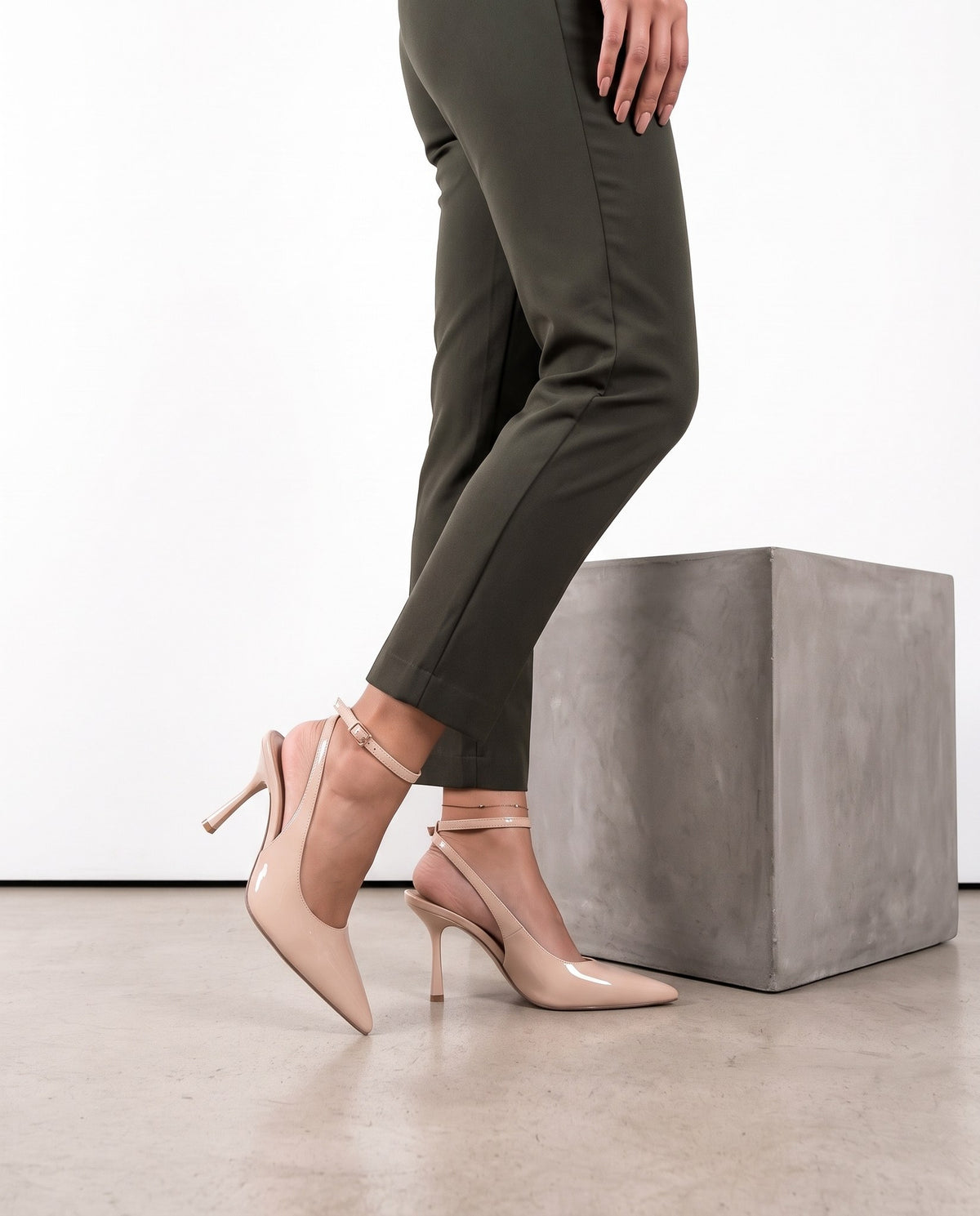 Slingback nude in vernice con punta a V, tacco sottile e cinturino alla caviglia