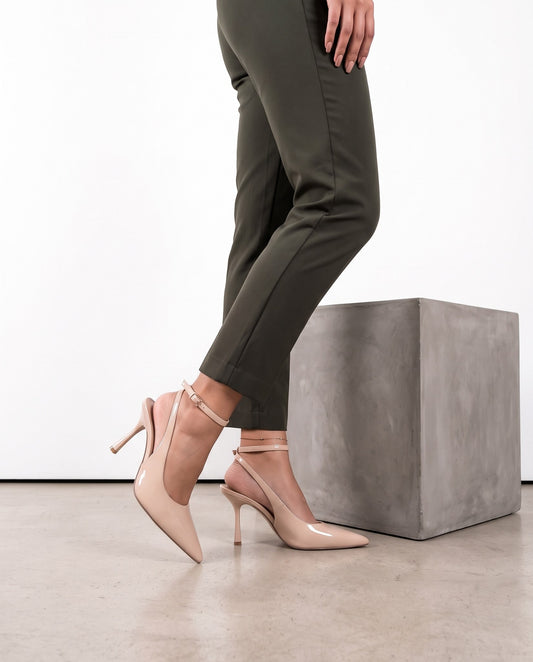 Slingback nude in vernice con punta a V, tacco sottile e cinturino alla caviglia