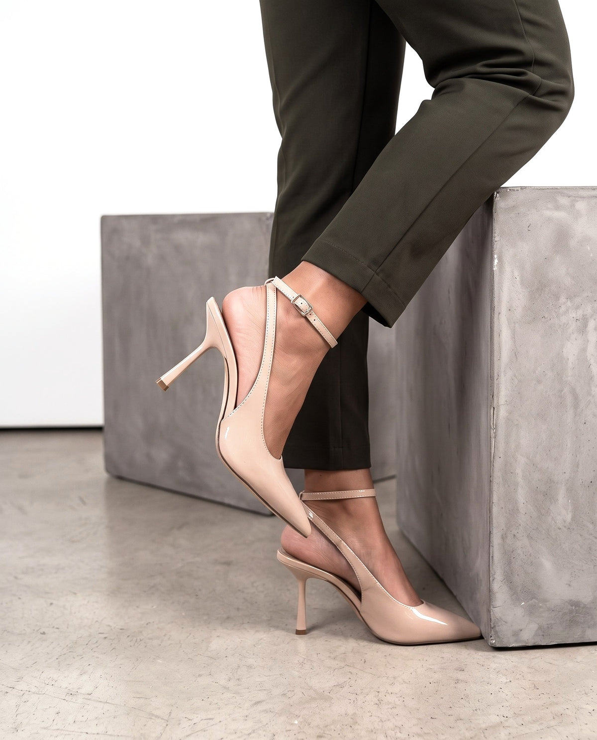 Slingback nude in vernice con punta a V, tacco sottile e cinturino alla caviglia - foto 4