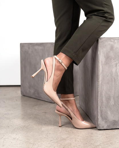 Slingback nude in vernice con punta a V, tacco sottile e cinturino alla caviglia - foto 4