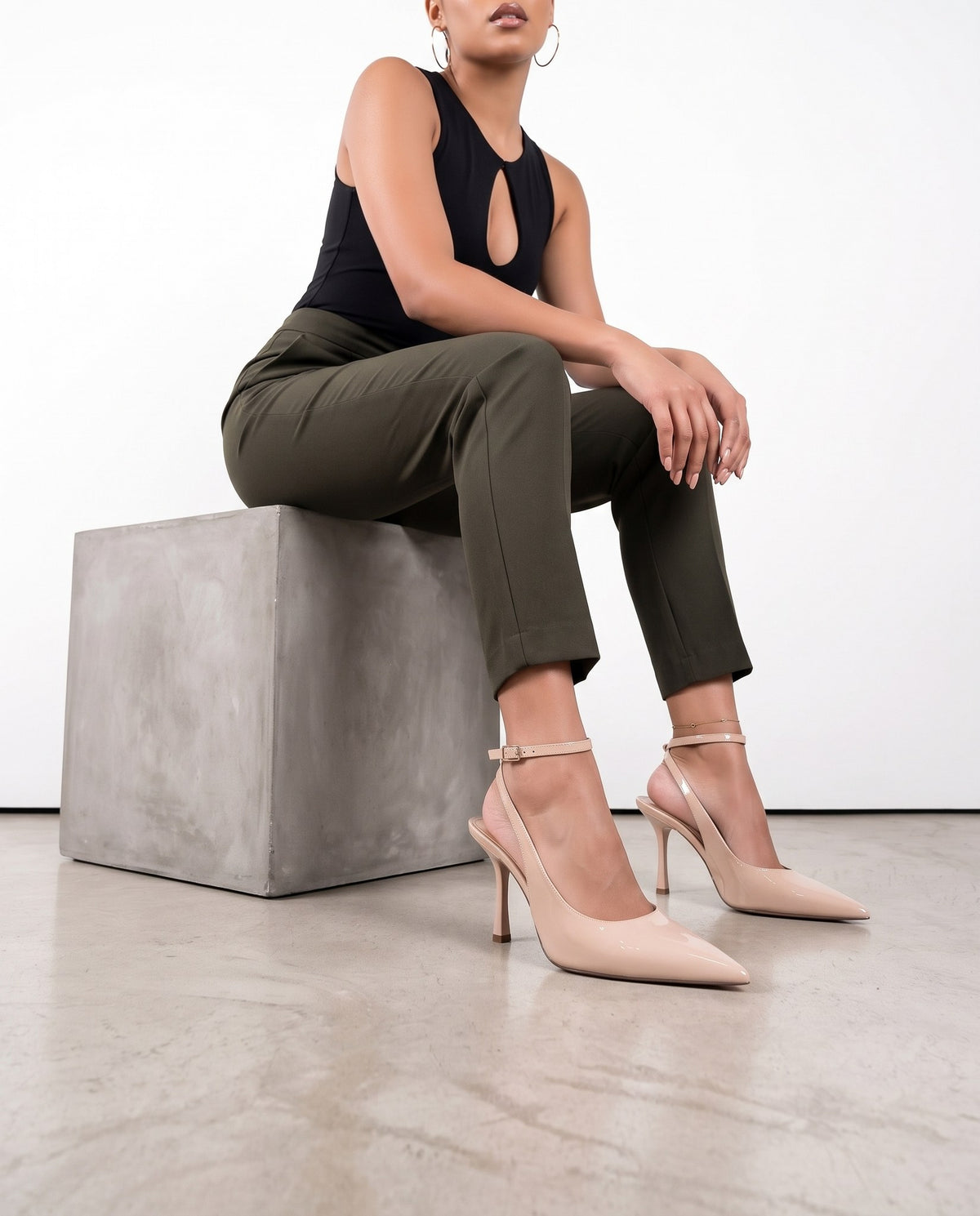 Slingback nude in vernice con punta a V, tacco sottile e cinturino alla caviglia - foto 2