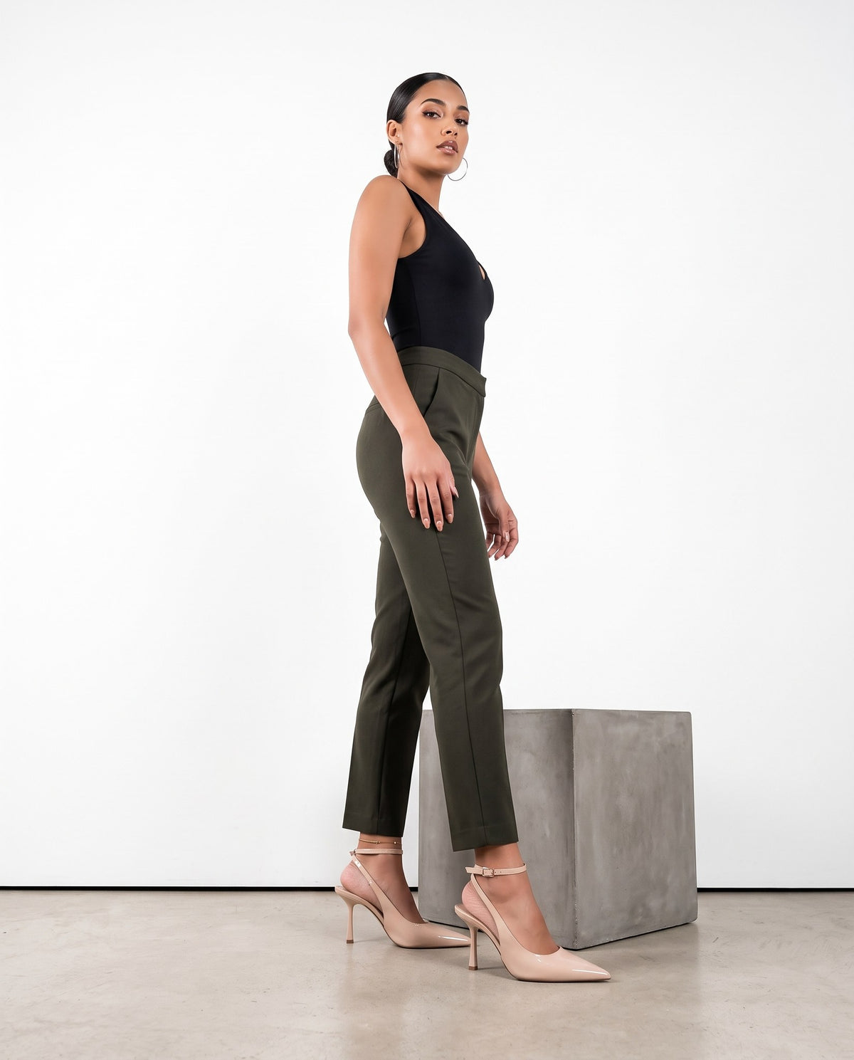 Slingback nude in vernice con punta a V, tacco sottile e cinturino alla caviglia - foto 3