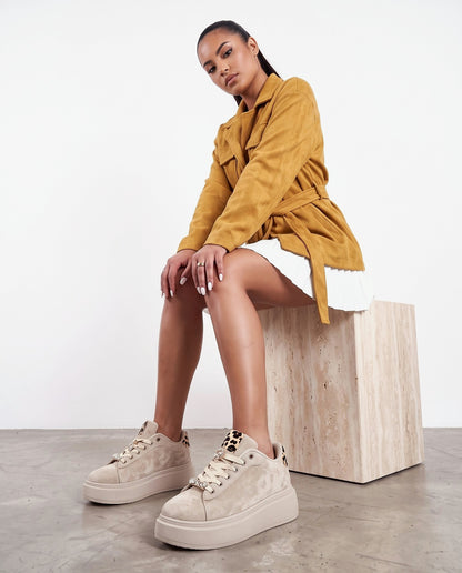 Sneakers beige in ecocamoscio con inserto leopardato e gioiello sulla linguetta - foto 2