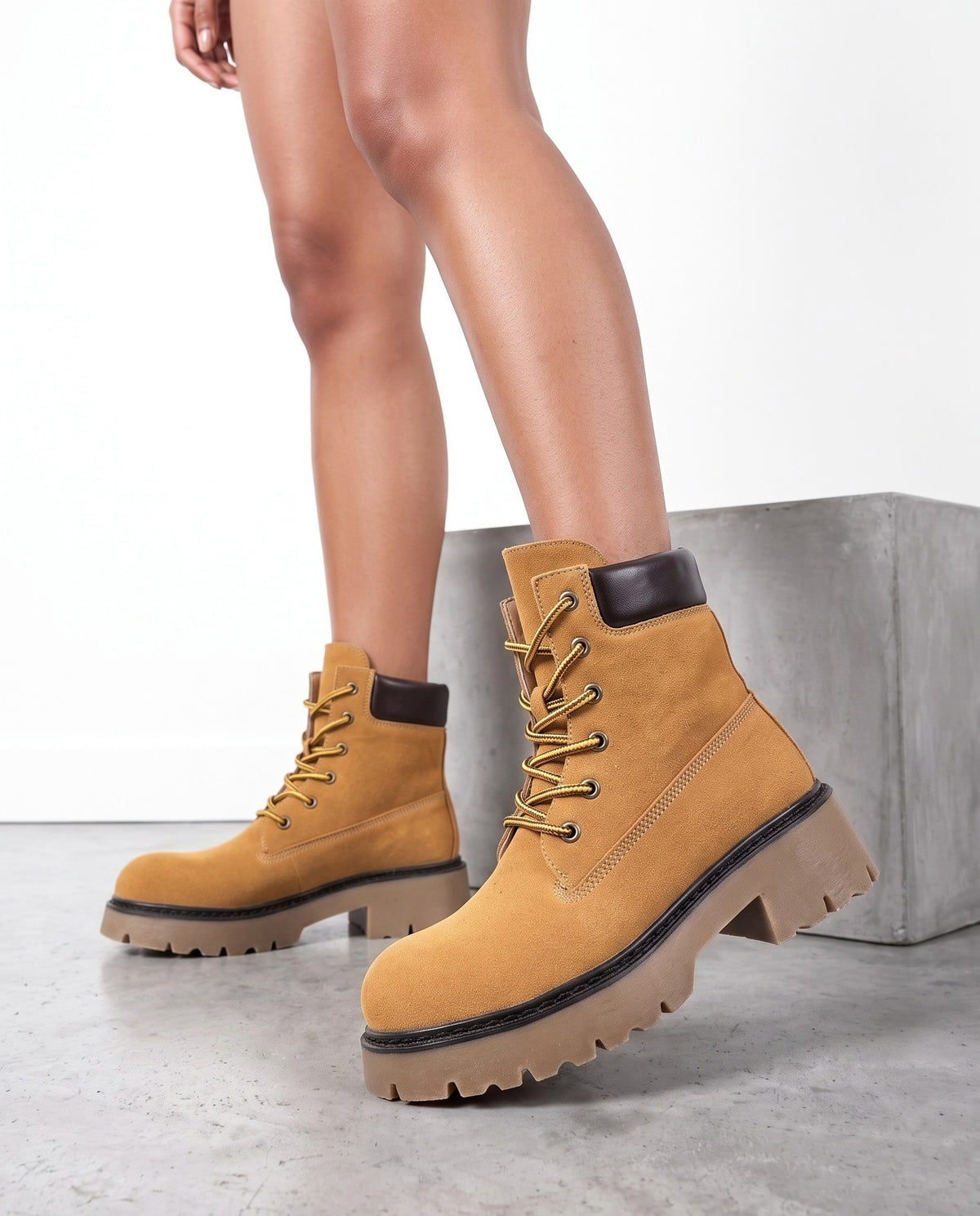 Anfibi donna in ecocamoscio camel con suola carrarmato e lacci gialli