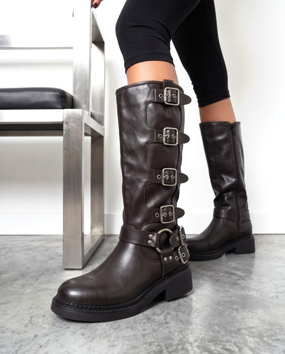 Stivali donna marroni in ecopelle con cinque cinturini e fibbie metalliche sul gambale