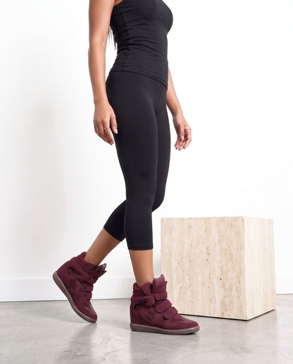 Sneakers alte bordeaux in ecocamoscio con zeppa e tre strappi a velcro - foto 3