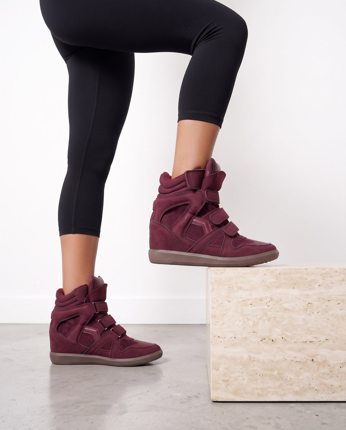 Sneakers alte bordeaux in ecocamoscio con zeppa e tre strappi a velcro - foto 2