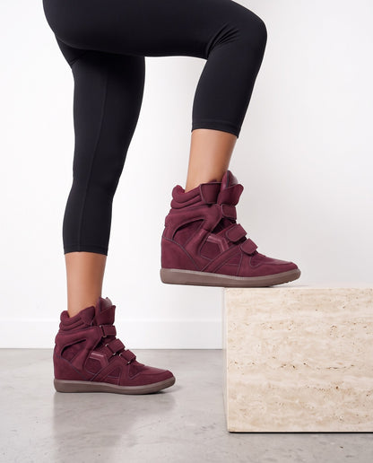 Sneakers alte bordeaux in ecocamoscio con zeppa e tre strappi a velcro - foto 2