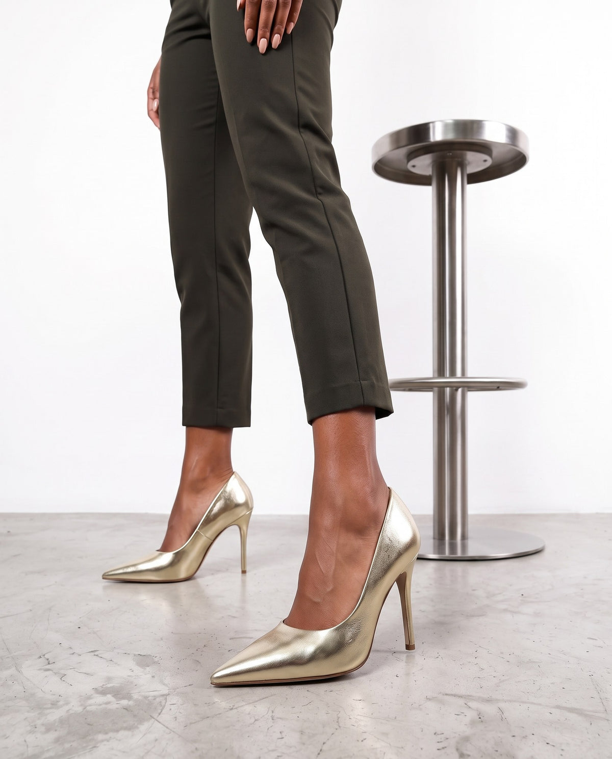 Décolleté donna in ecopelle oro metallizzata con tacco a spillo sottile - foto 3