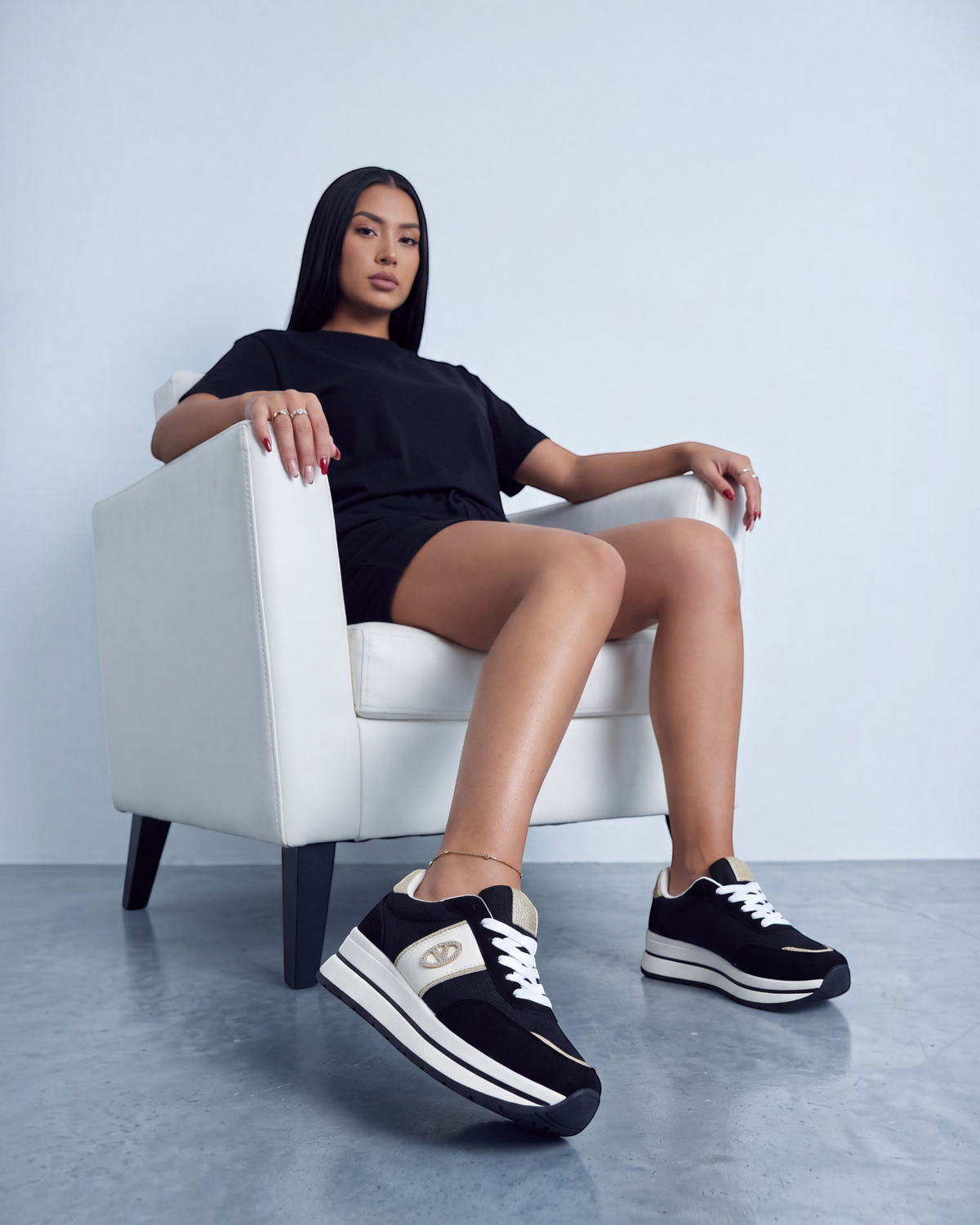 Sneakers donna nere con dettagli dorati e suola platform bianca - foto 2