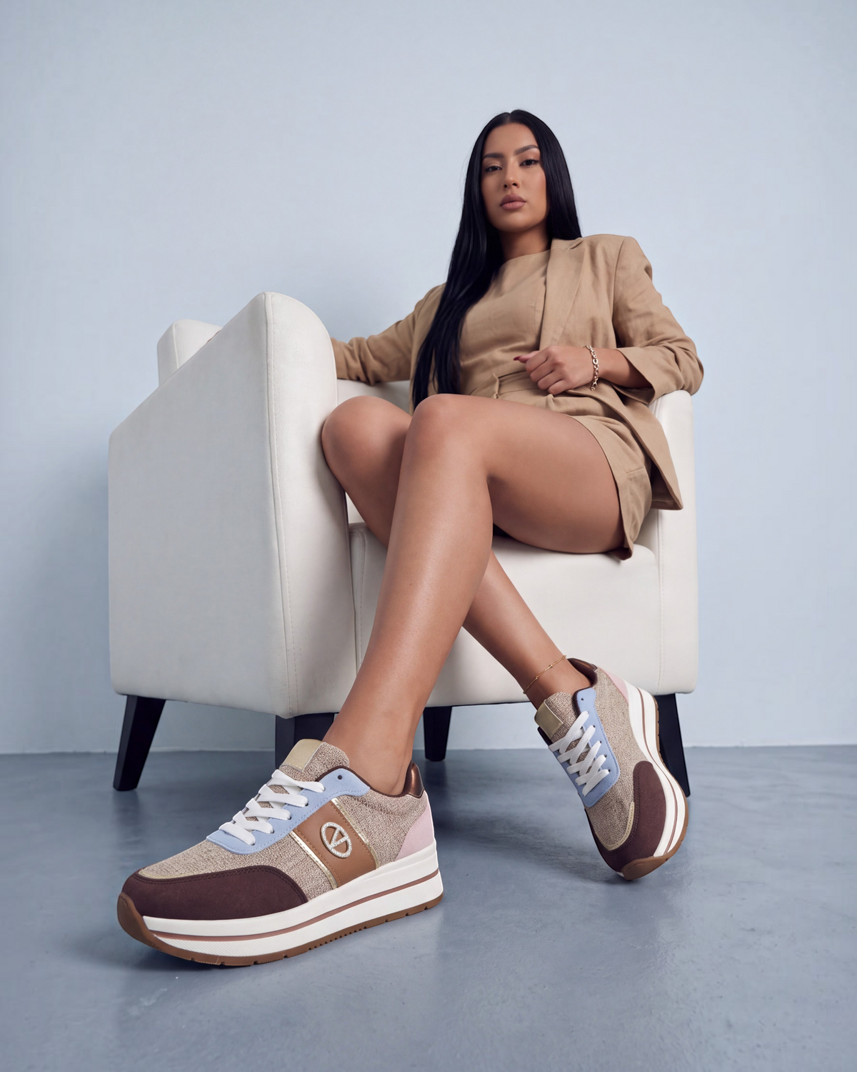 Sneakers donna marrone e beige con fascia azzurra e suola platform - foto 3